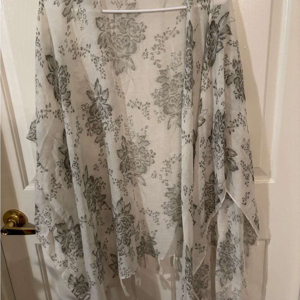 Natural Life Floral Kimono in Gray and White